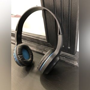 Black Bluetooth headphones